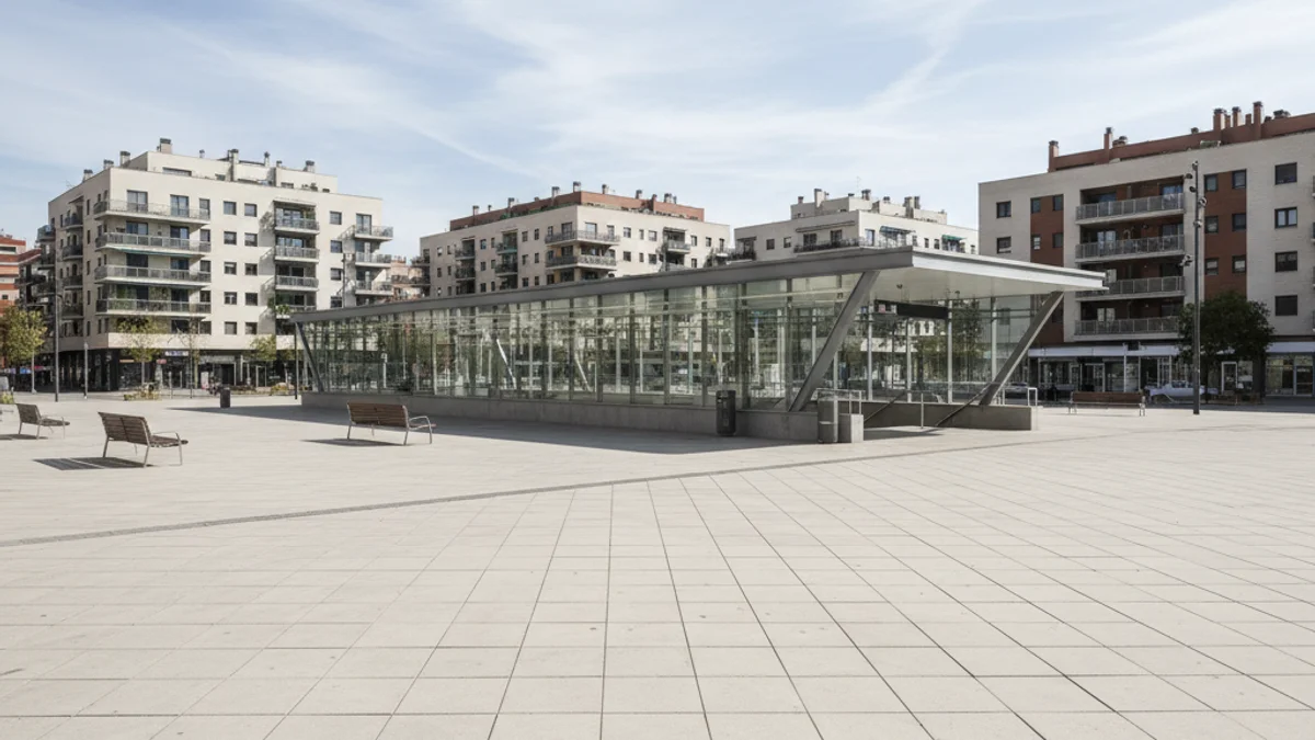 Plaça urbana amb l'entrada d'una estació de metro, simbolitzant la nova Plaça de l’Avenç de l’Sport.
