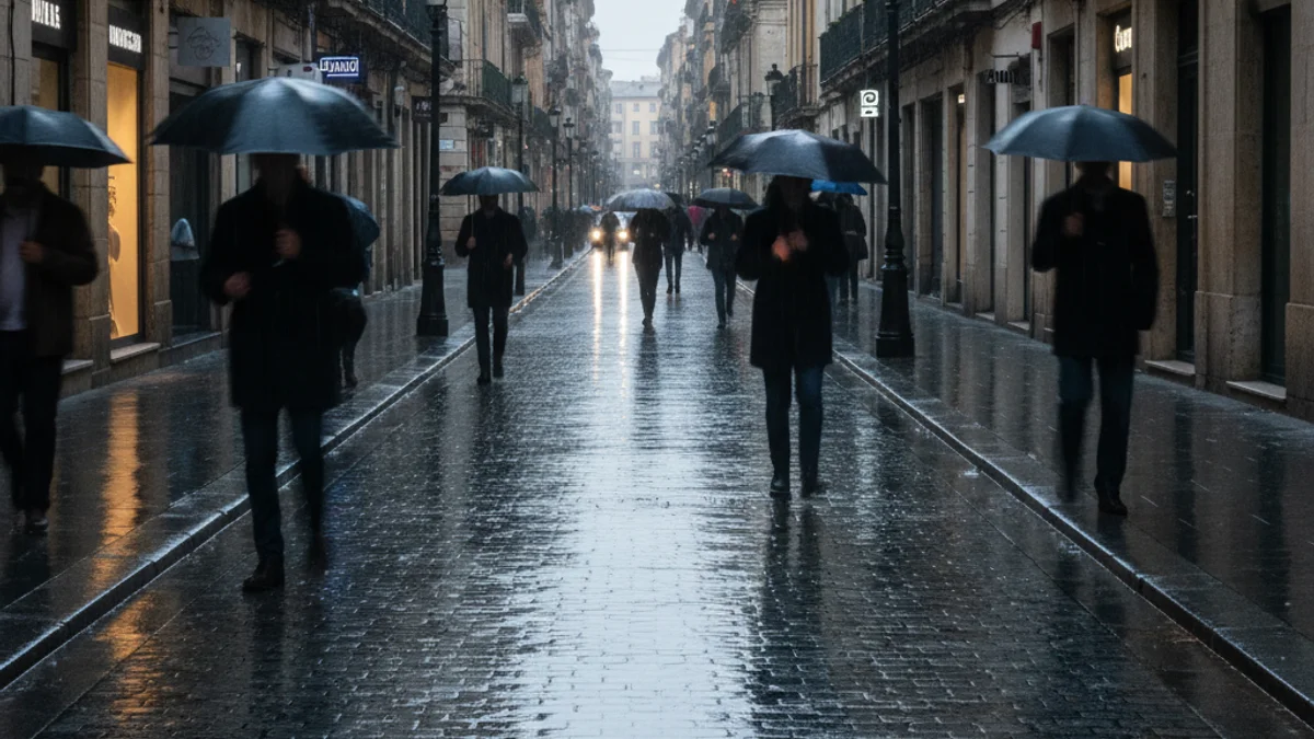 Imatge genèrica d'una ciutat sota la pluja intensa amb carrers mullats i cel gris.