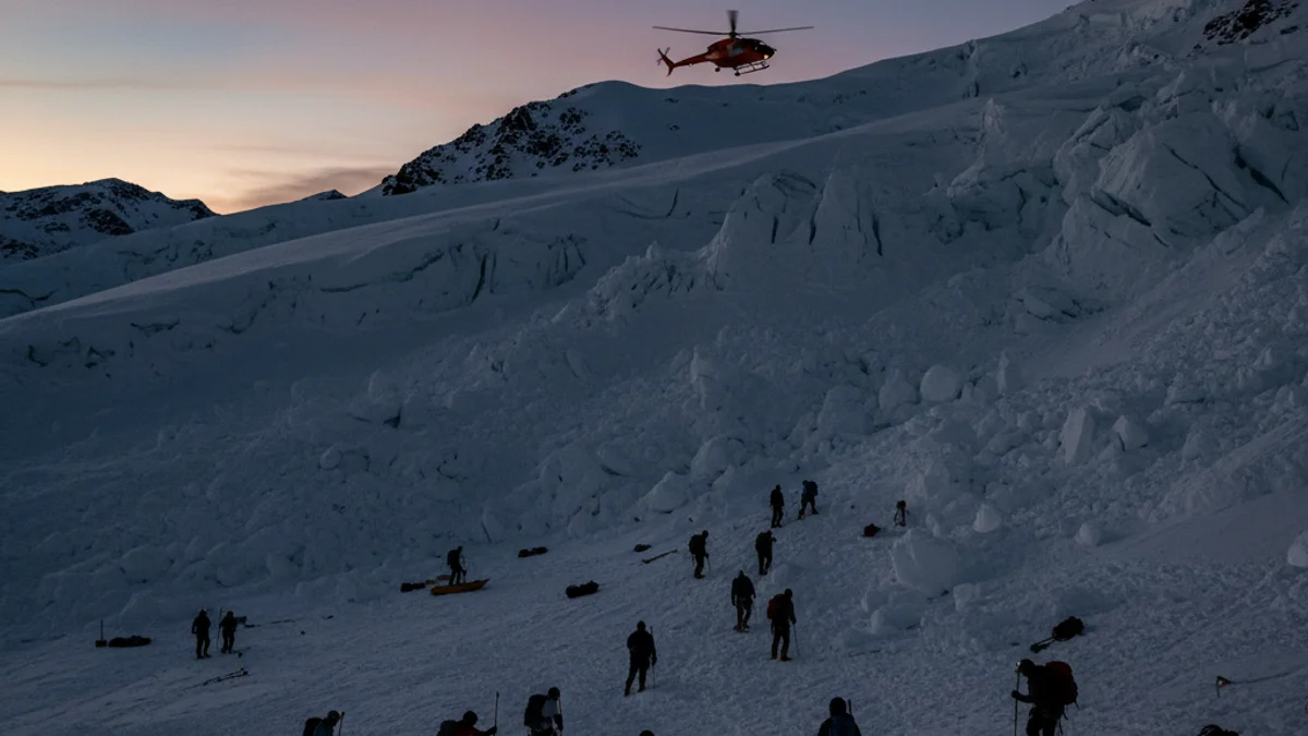 Imatge genèrica d'equips de rescat treballant en una zona de muntanya nevada després d'una allau.
