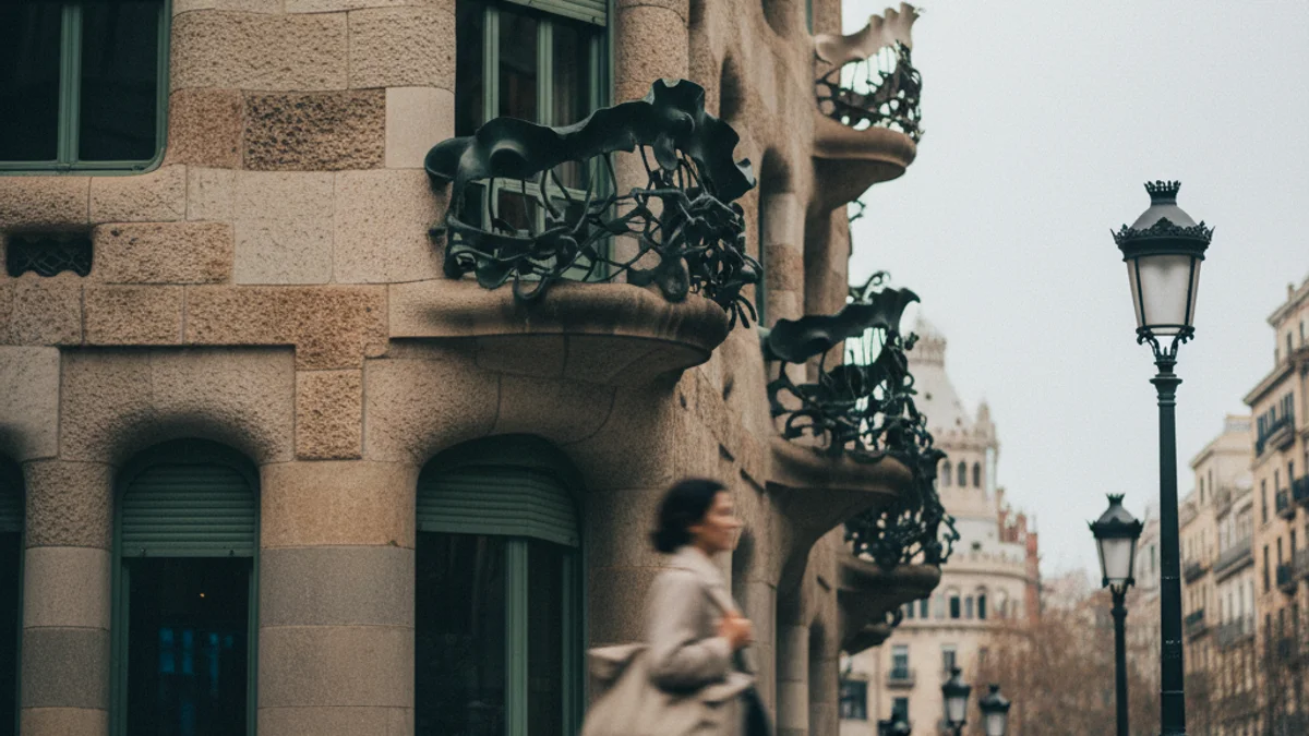 Imatge abstracta d'una façana modernista de Barcelona amb una figura borrosa en primer pla, simbolitzant la moda i l'arquitectura.