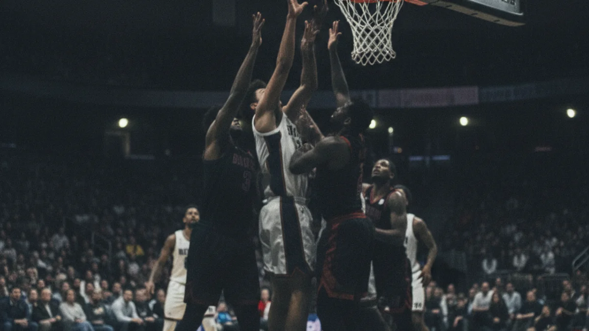 Imagen genérica de un partido de baloncesto con jugadores en acción cerca de la canasta.