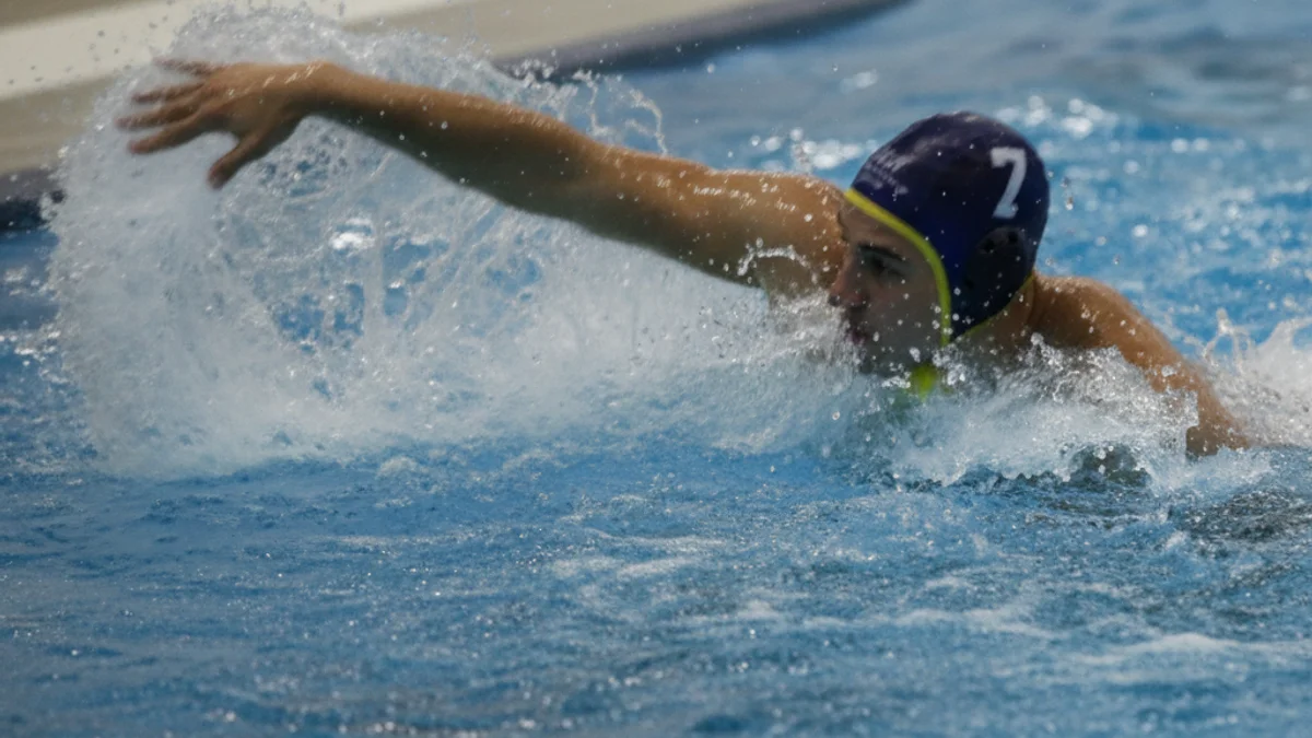 Imatge genèrica d'una competició esportiva aquàtica, amb l'aigua esquitxant i figures borroses.