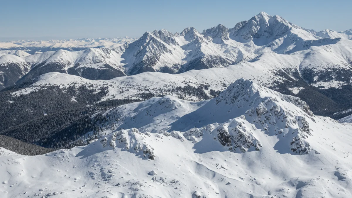 Imatge genèrica de muntanyes nevades sota un cel clar, sense persones visibles.