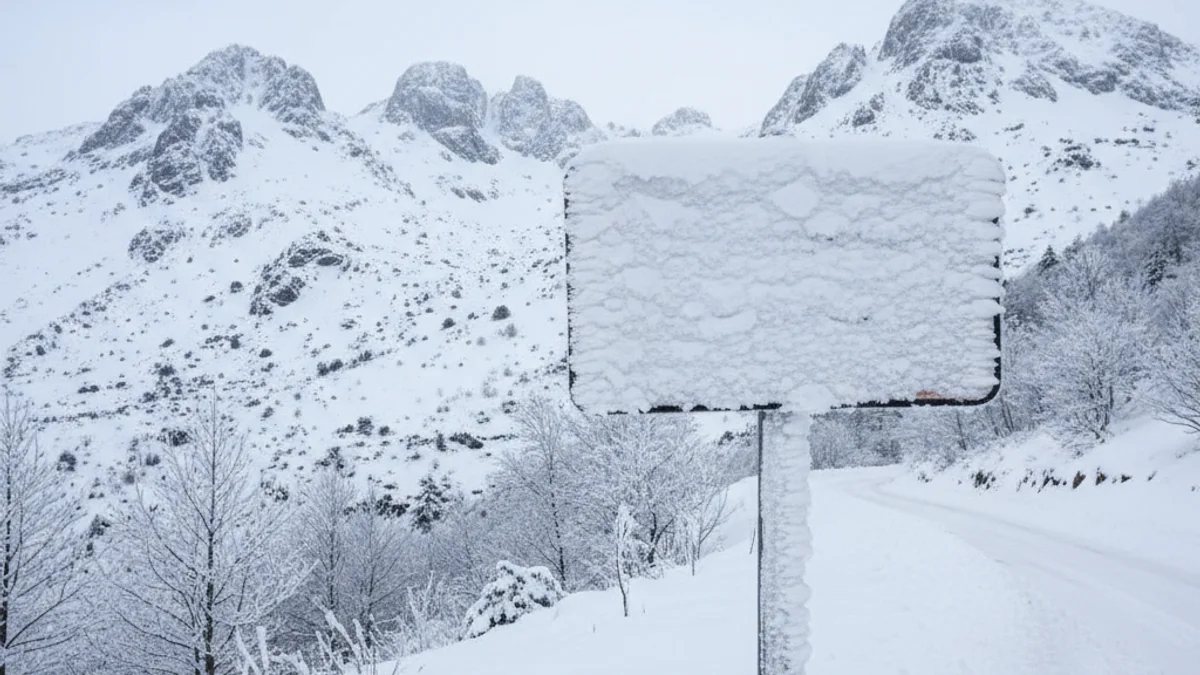 Imatge d'una carretera de muntanya amb neu i gel, simbolitzant l'onada de fred extrema a Catalunya.