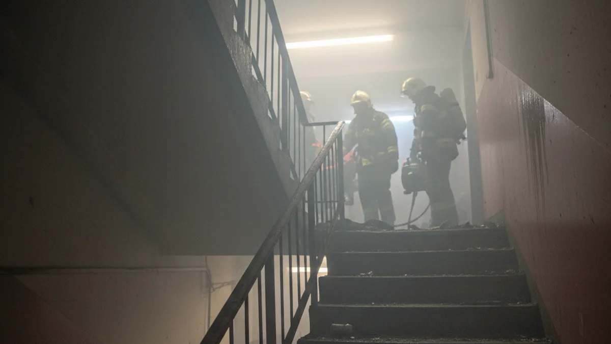 Imatge genèrica d'un habitatge afectat per fum després d'un petit incendi.