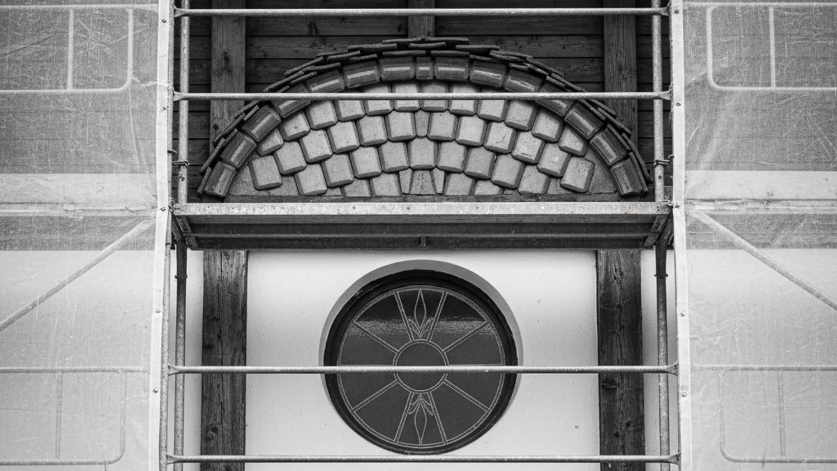 Imatge d'un edifici antic d'estil modernista en procés de restauració, amb bastides.