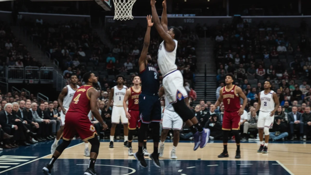 Imatge genèrica d'un partit de bàsquet de l'ACB, amb jugadors en acció i la cistella al fons.