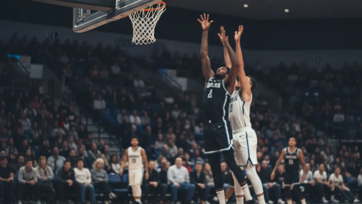 Vista genèrica d'un partit de bàsquet de la Lliga Endesa amb jugadors en acció i la cistella.