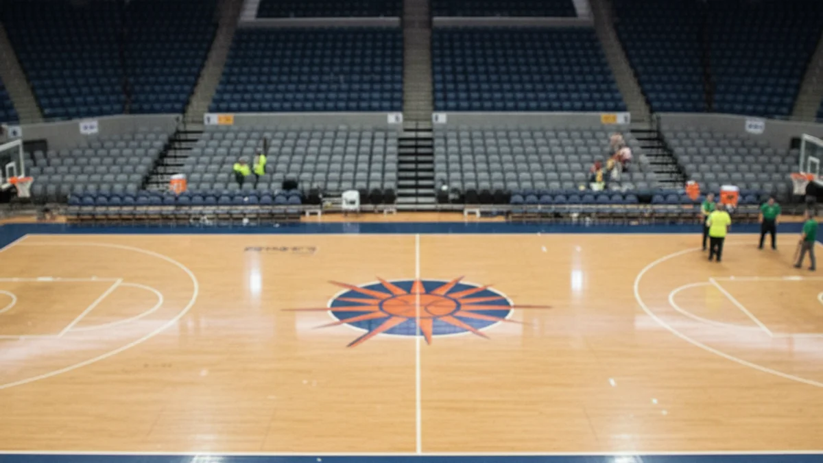 Una pista de bàsquet buida amb les línies de joc i una cistella al fons.