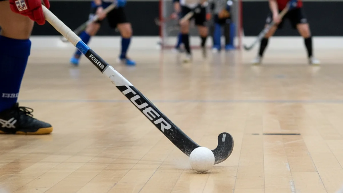 Imatge genèrica d'un partit d'hoquei sala amb jugadores en acció i la pilota a prop de la porteria.