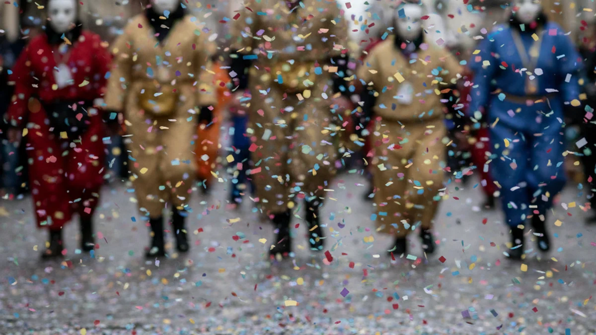 Imatge genèrica de confeti i màscares de carnaval, simbolitzant la festa i la disbauxa.