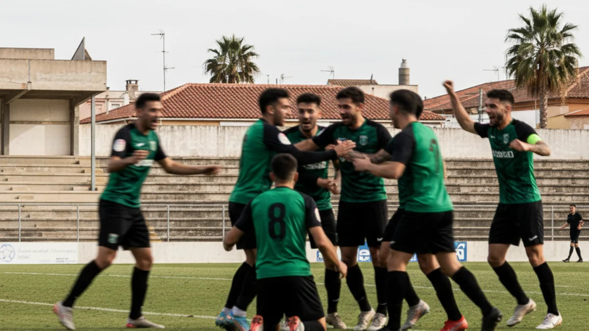 Imatge genèrica d'un partit de futbol local, amb jugadors amb samarretes verd-i-negres celebrant una victòria.