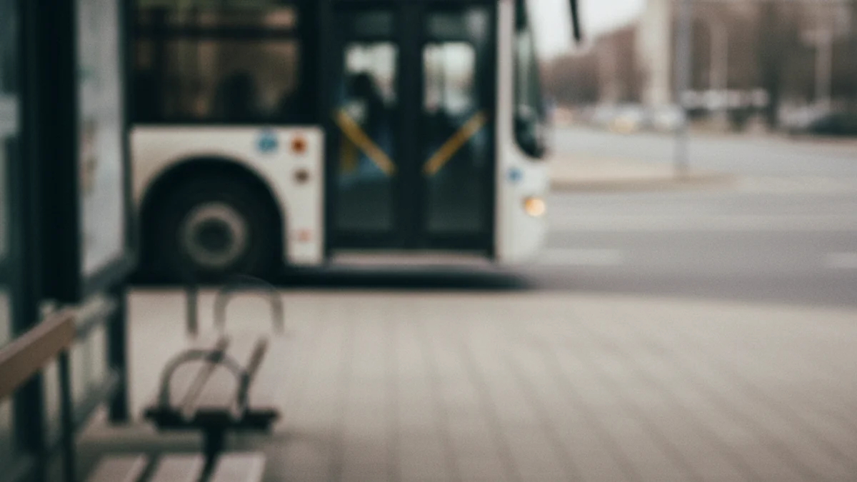 Imatge genèrica de viatgers esperant en una parada d'autobús durant una franja de serveis mínims.