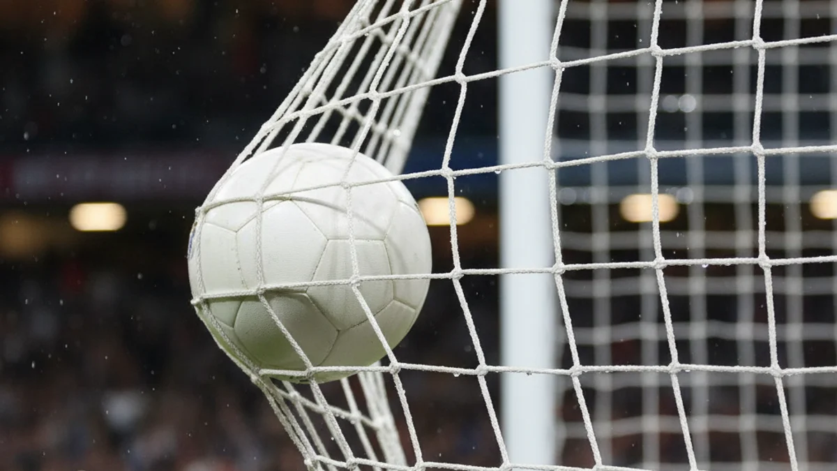 Imatge genèrica d'una porteria de futbol amb la xarxa tensa, simbolitzant un gol i l'èxit esportiu.