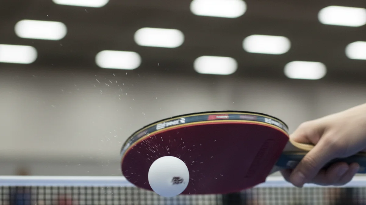 Imatge genèrica d'una jugadora de tennis taula colpejant la pilota durant un partit europeu.