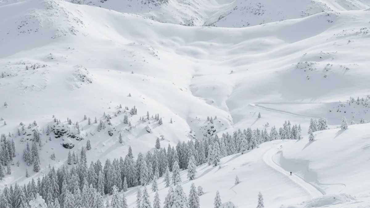 Vista panoràmica d'alta muntanya al Pirineu català totalment coberta de neu fresca.