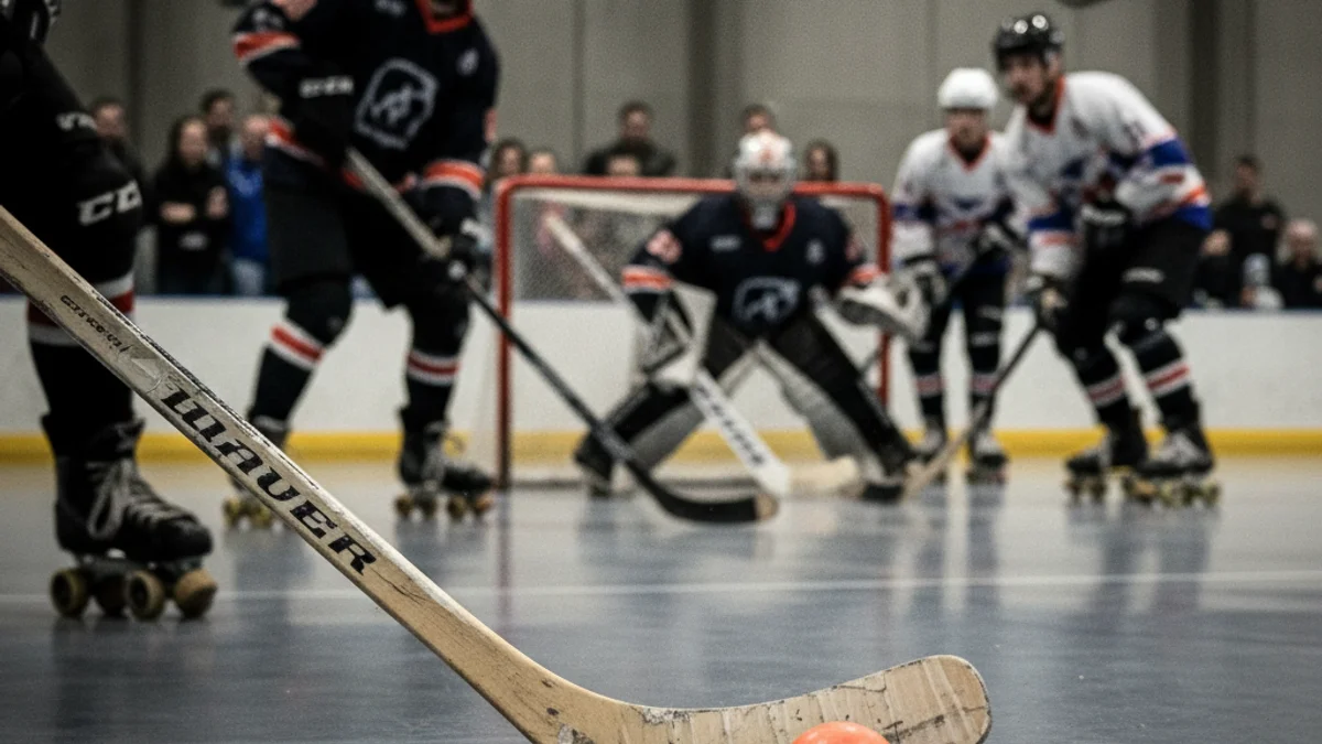 Imatge genèrica d'un partit d'hoquei patins, amb jugadors en acció prop de la porteria.