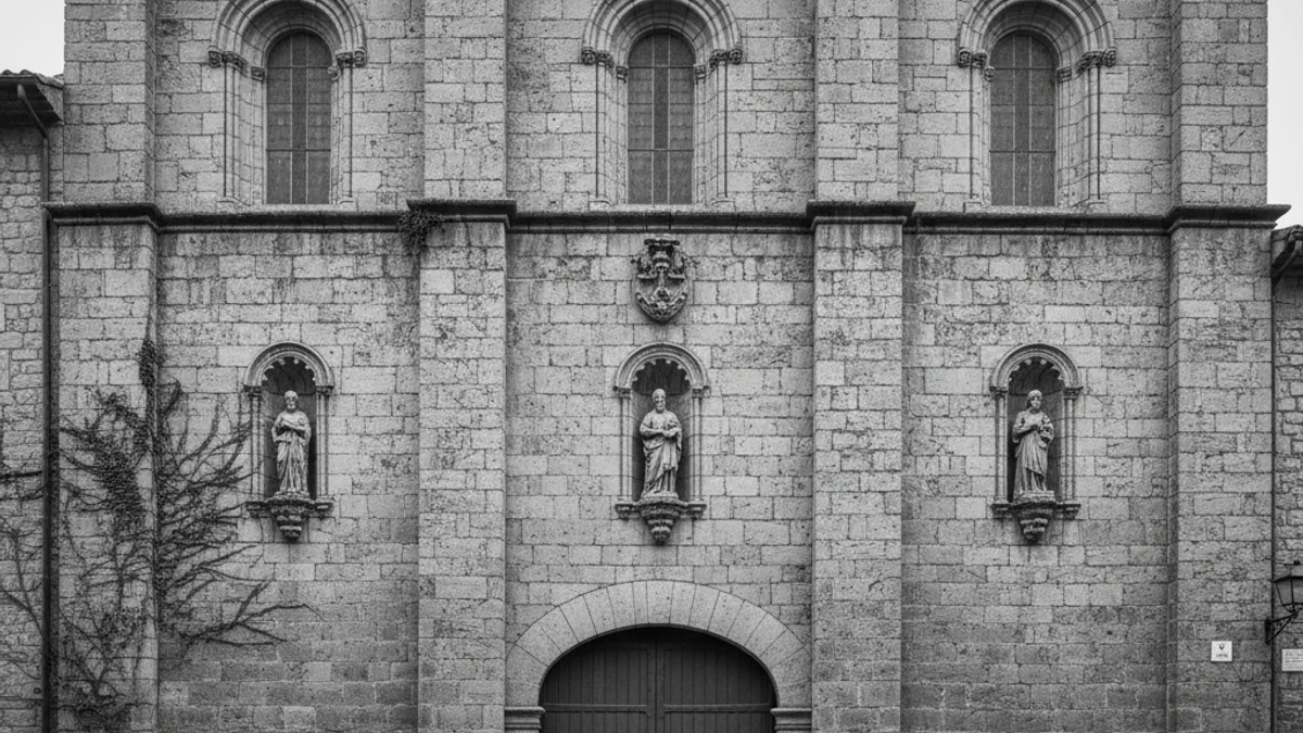 Vista genérica de la fachada de un antiguo convento en el centro histórico de una ciudad catalana.