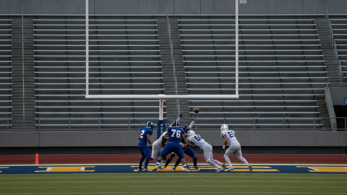 Imatge genèrica d'un partit de futbol amb jugadors en acció en un camp esportiu local.