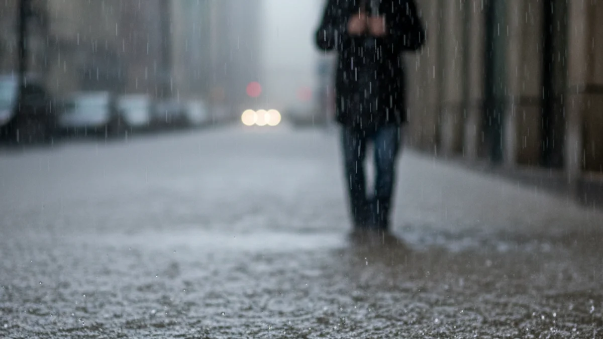 Imatge genèrica de pluja intensa i aigua acumulada en una riera o carrer inundat.