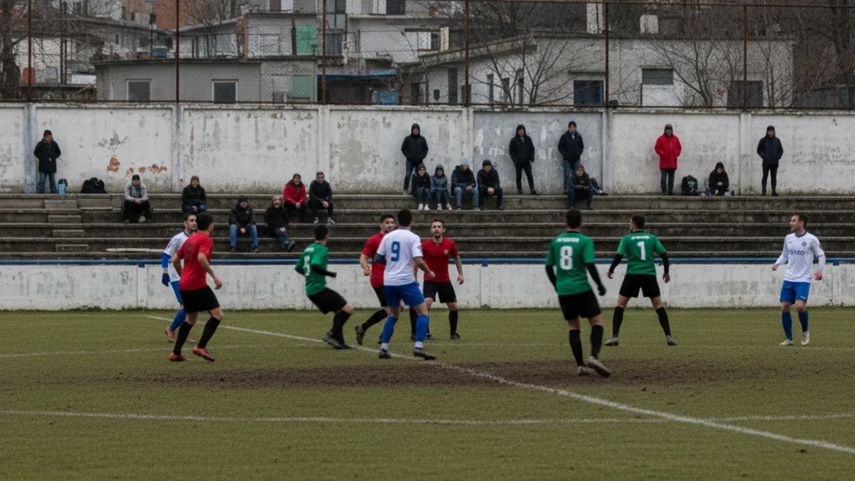 Imatge genèrica d'un partit de futbol de Segona RFEF, amb jugadors en acció al mig del camp.