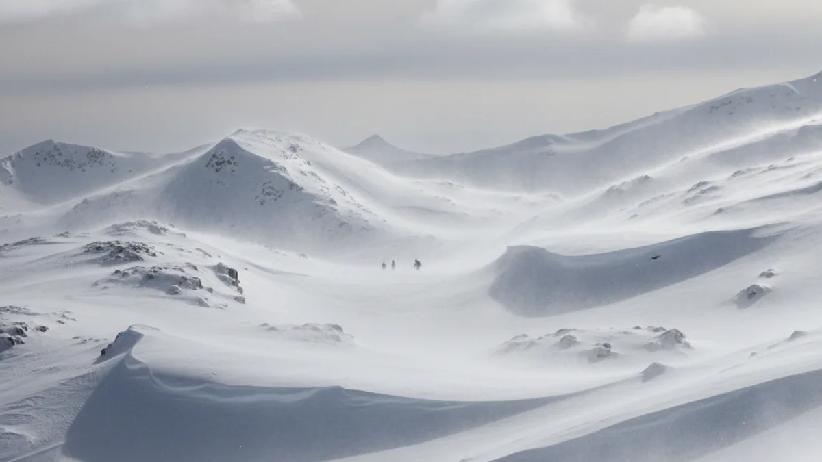 Imatge genèrica d'un paisatge nevat d'alta muntanya amb acumulació de neu i risc d'allaus.