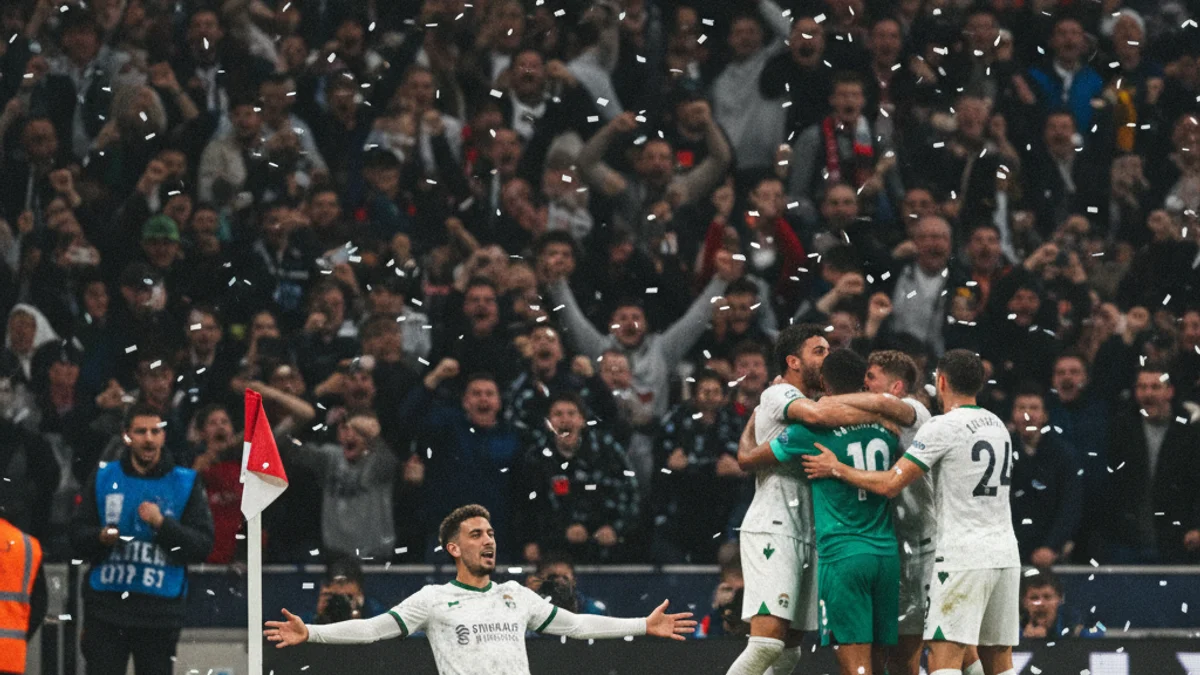 Imatge genèrica d'un partit de futbol de Segona RFEF amb jugadors celebrant un gol a prop del córner.