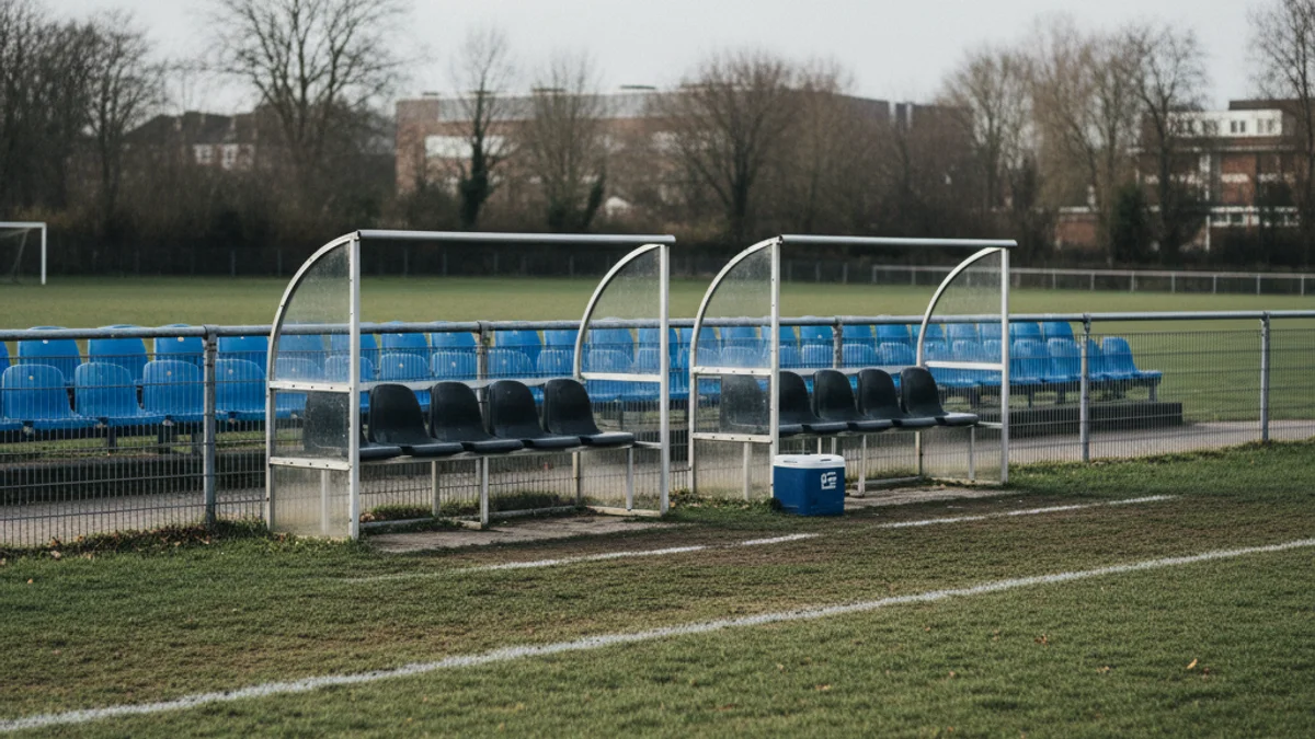 Imatge genèrica d'una banqueta de futbol buida o la zona tècnica d'un camp de joc.