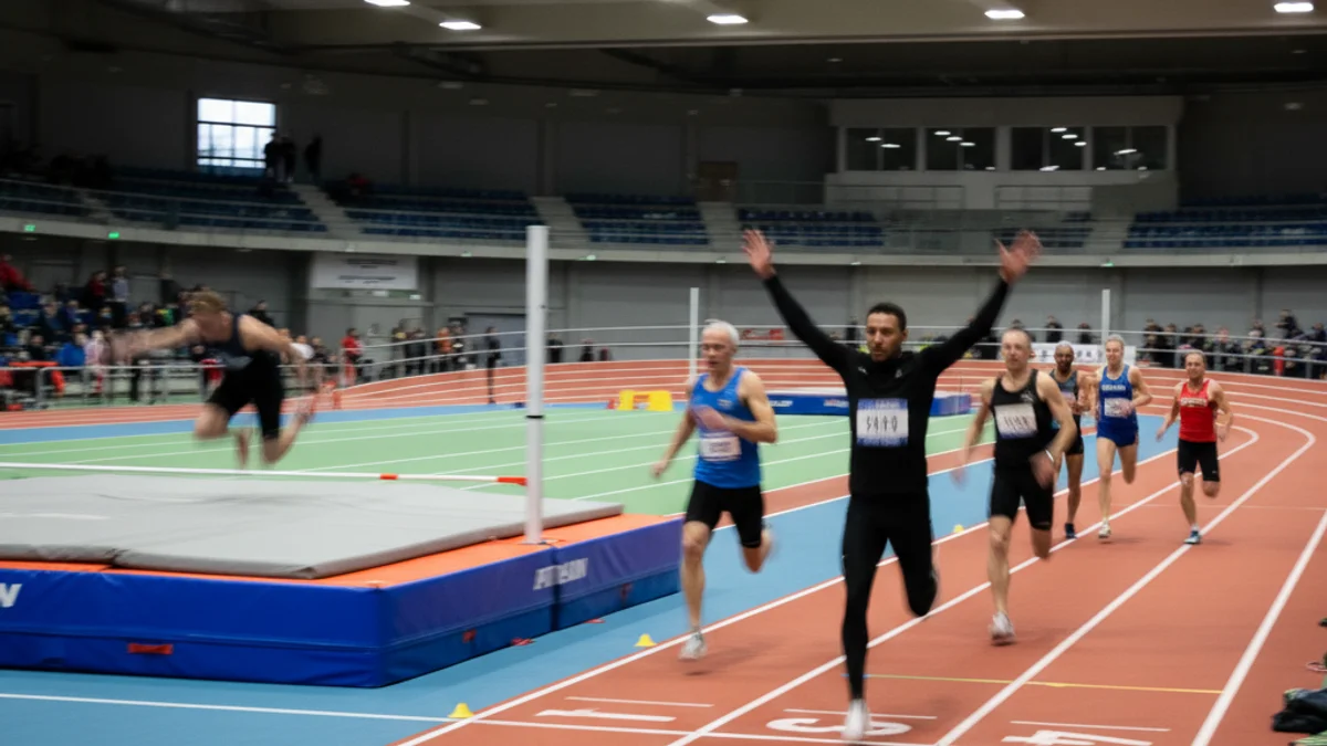 Imatge genèrica d'atletes competint en una pista coberta d'atletisme durant un campionat màster.