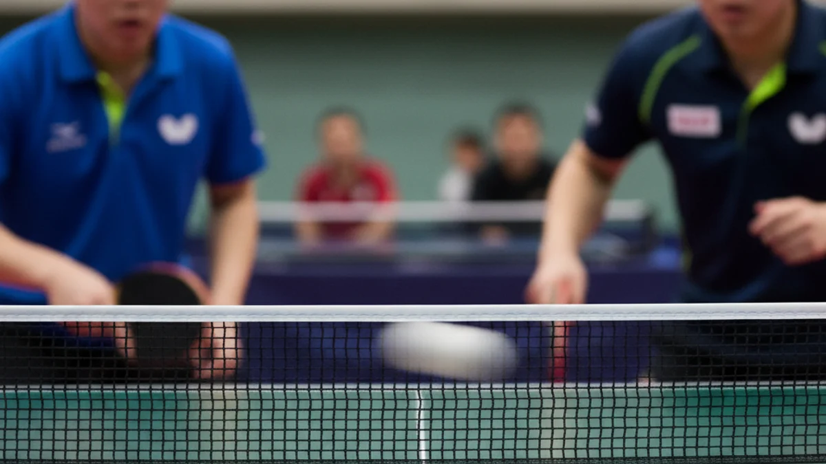Imatge genèrica d'una taula de tennis de taula durant un partit de competició europea.