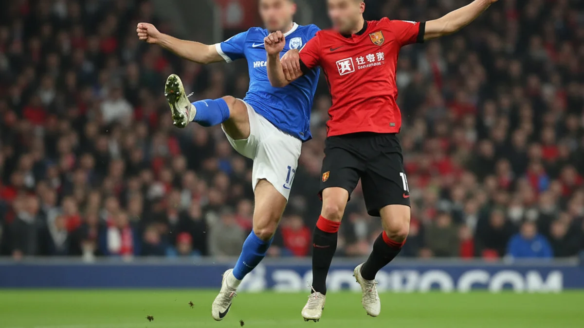 Imatge genèrica d'un partit de futbol de categories inferiors en un estadi, amb jugadors lluitant per la pilota.