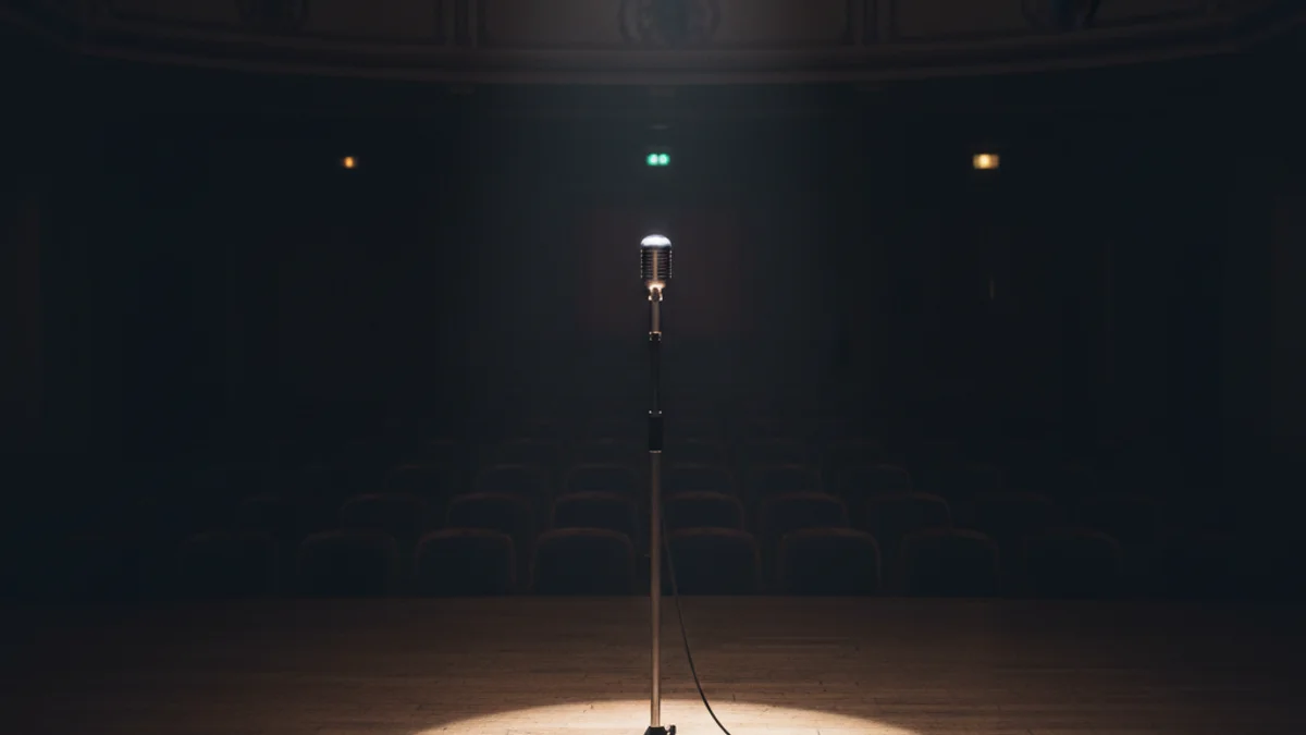 Representació teatral íntima amb una sola actriu en un escenari minimalista.