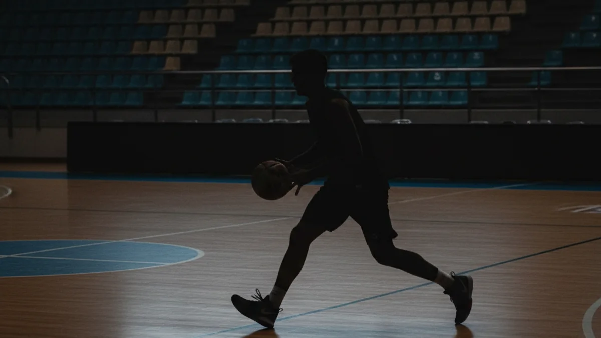 Imatge genèrica d'un jugador de bàsquet en acció durant un partit de lliga, sense rostres reconeixibles.