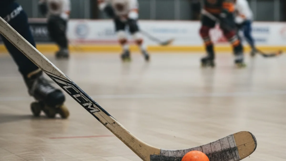 Imatge genèrica d'un partit d'hoquei patins amb jugadors lluitant per la possessió de la bola.