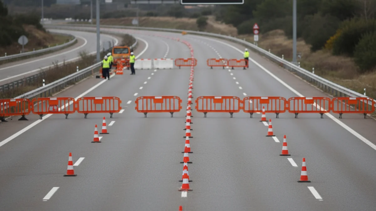 Imatge genèrica d'una autopista tallada amb cons de trànsit i vehicles desviats.