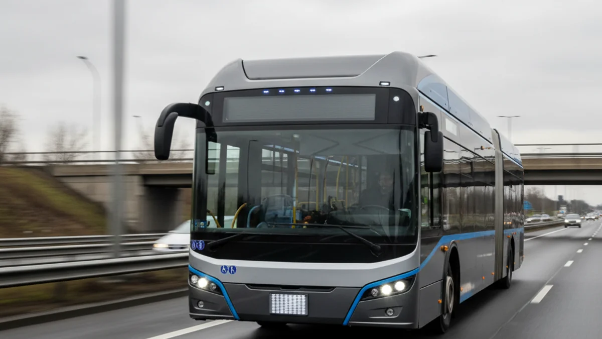 Imatge genèrica d'un autobús híbrid modern en una estació o carretera interurbana.