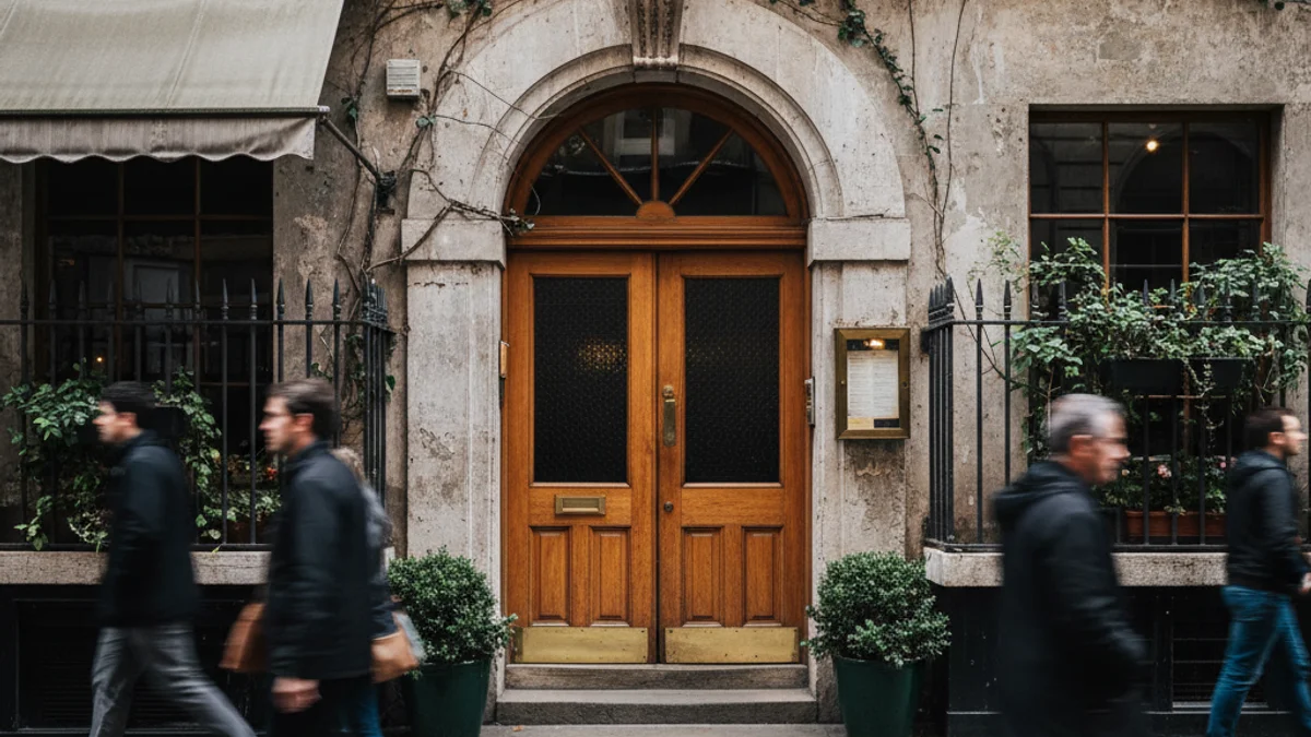 Façana d'un restaurant tradicional i antic en un carrer estret del barri del Raval de Barcelona.