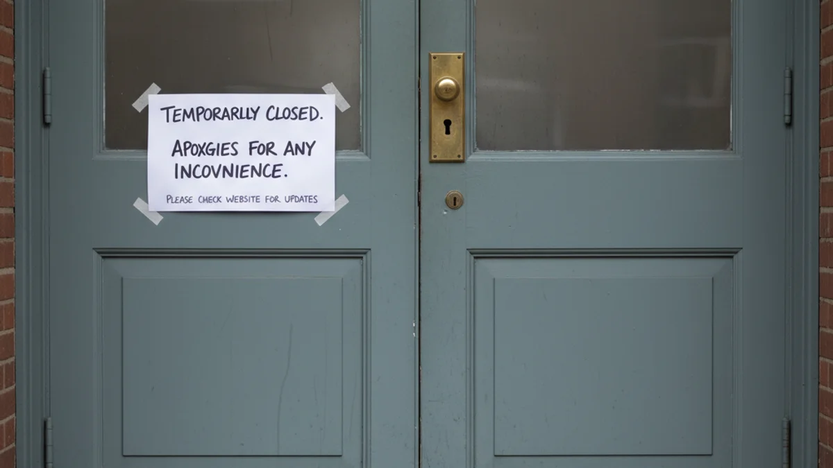 Imatge genèrica de l'interior d'una biblioteca buida o amb un cartell de tancament a la porta.