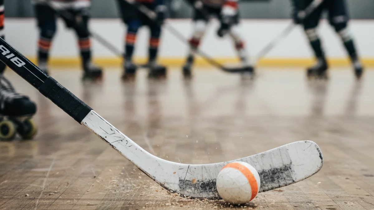 Imagen genérica de un partido de hockey patines femenino con jugadoras en acción en la pista.