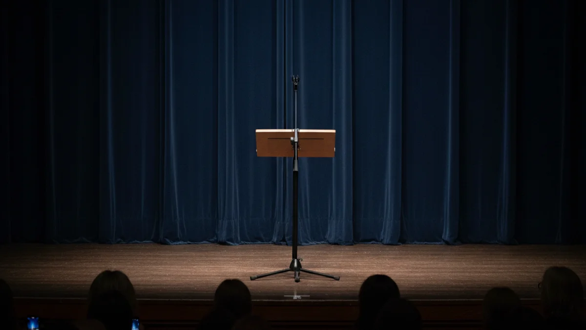 Escenari buit amb un micròfon en un teatre, simbolitzant un espectacle d'humor polític.