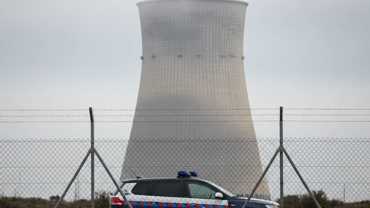 Generic image of a nuclear power plant with Mossos d'Esquadra surveillance.