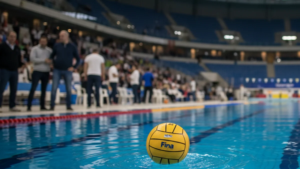 Imagen genérica de un balón de waterpolo en una piscina de competición.