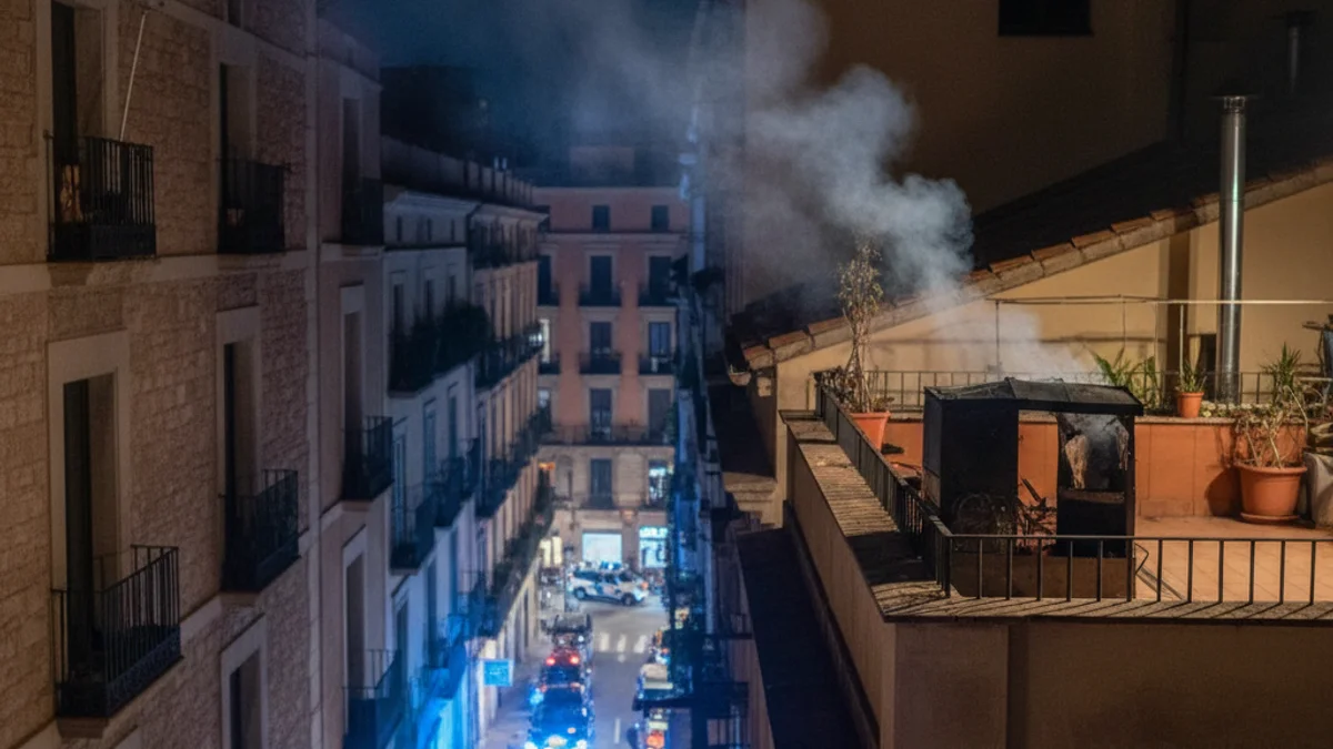 Imatge genèrica de llums d'emergència blaus davant d'un edifici d'habitatges durant la nit.