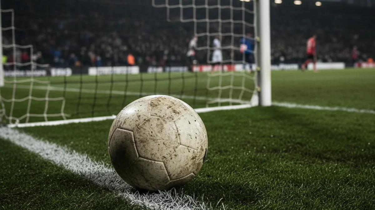 Imatge genèrica d'una pilota de futbol sobre la línia de gol d'un estadi.