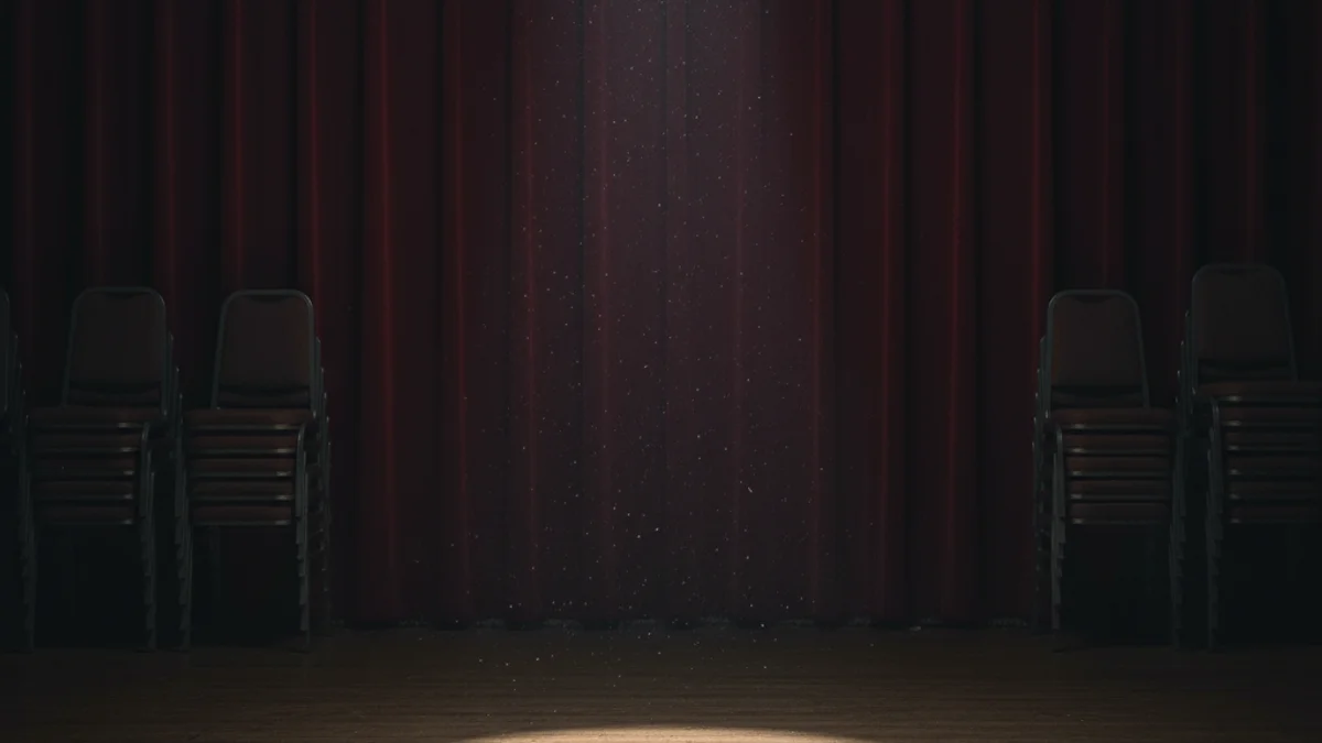 Imatge genèrica d'un escenari buit d'un institut que simbolitza la fi de les classes d'arts escèniques.