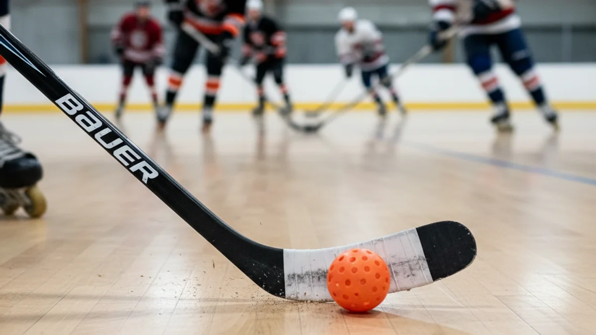 Imatge genèrica d'un partit d'hoquei patins amb jugadors en acció i la pilota a la pista.