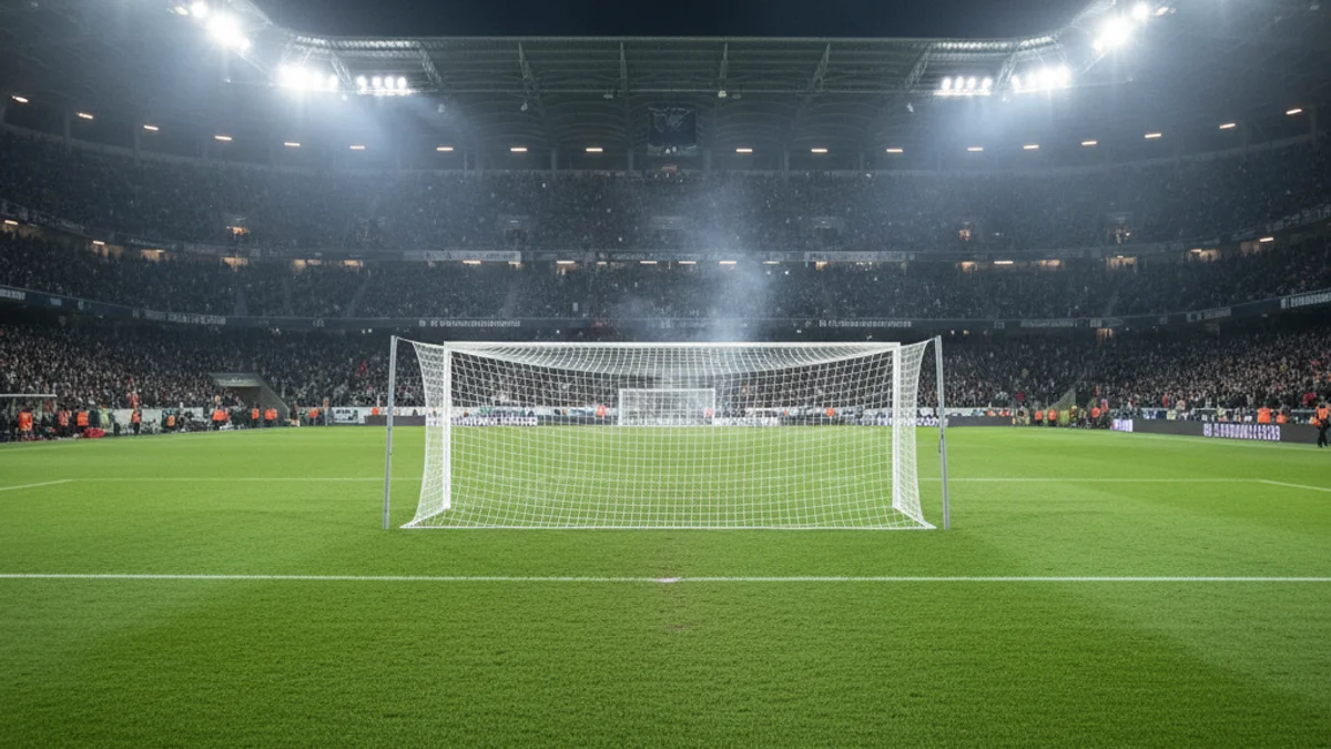 Imatge genèrica de l'estadi de Montilivi durant un partit nocturn amb les grades plenes.