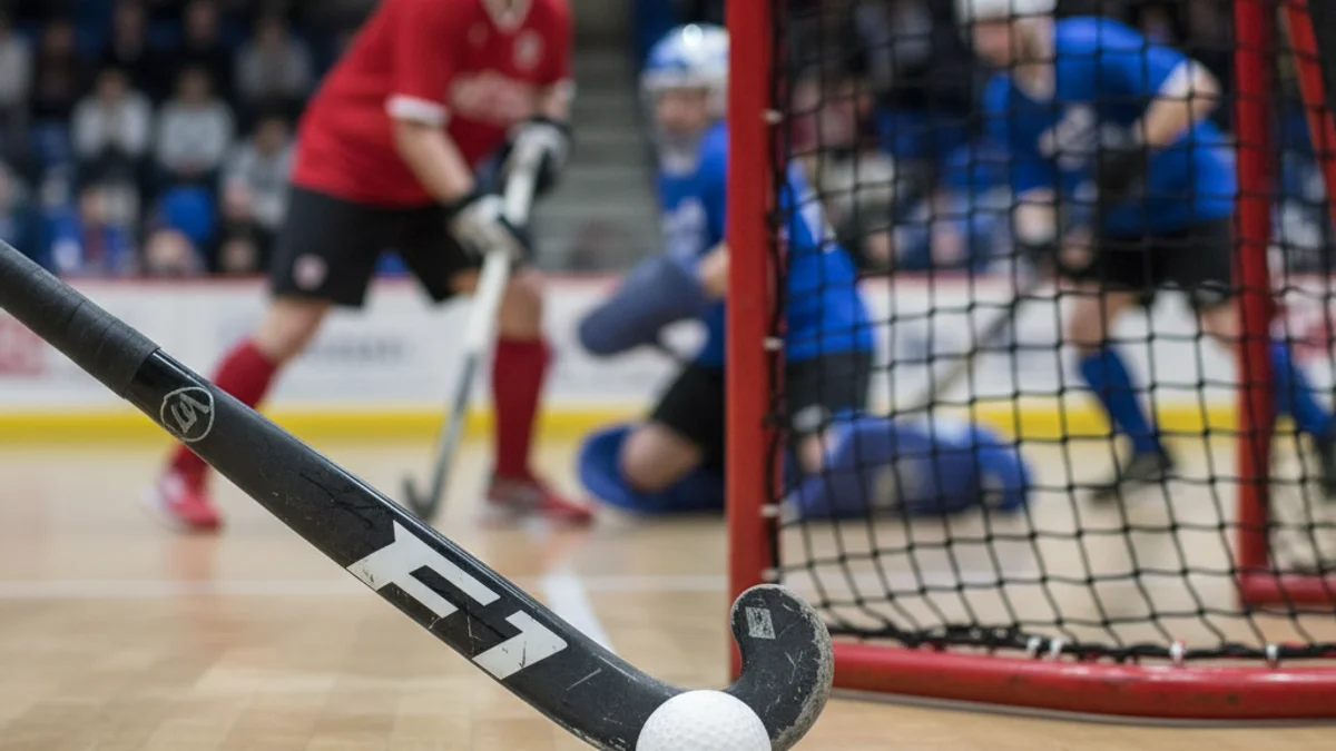 Imatge genèrica d'un moment decisiu en un partit d'hoquei sala, amb l'stick i la pilota prop de la porteria.