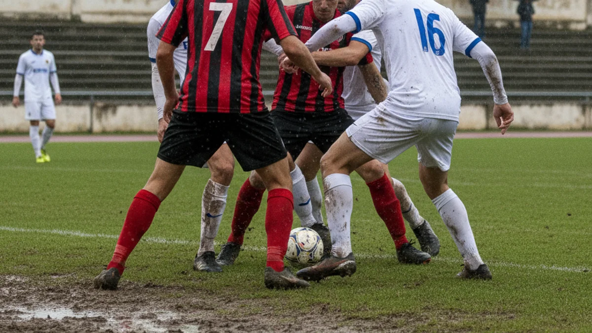 Imagen genérica de un partido de fútbol en un campo con césped natural y barro.