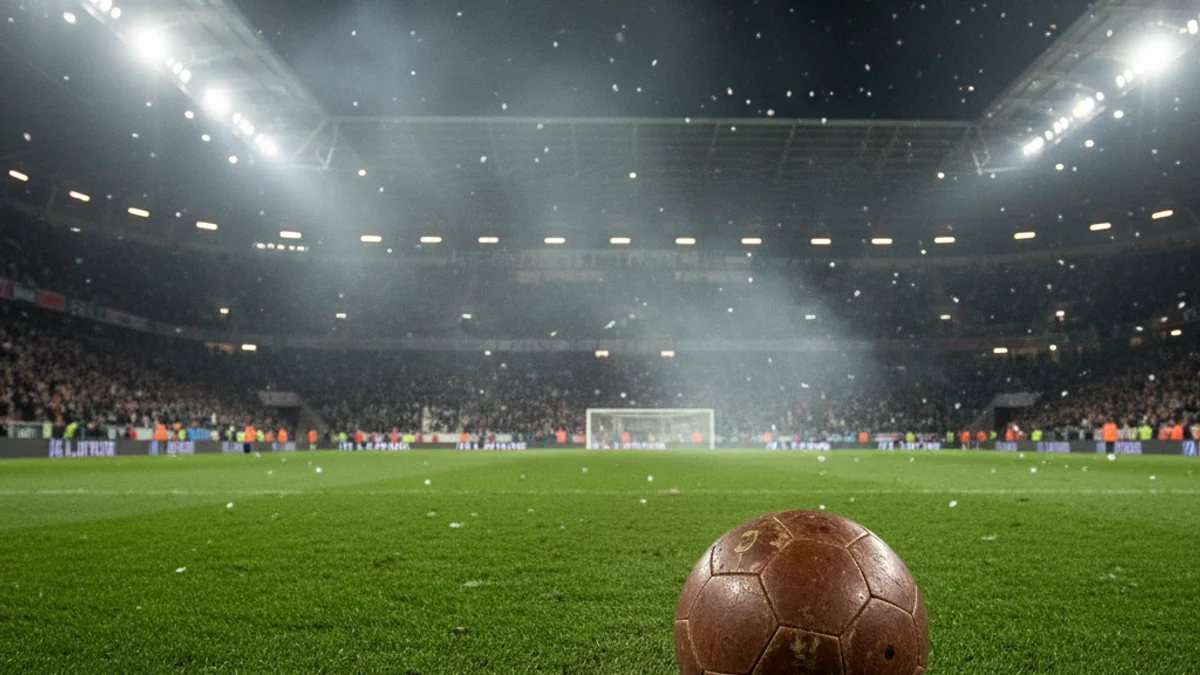 Imagen genérica de un balón de fútbol sobre el césped de un estadio iluminado.